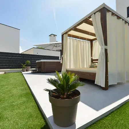 Mi Ciovo With Private Hot Tub And Garden * Trogir