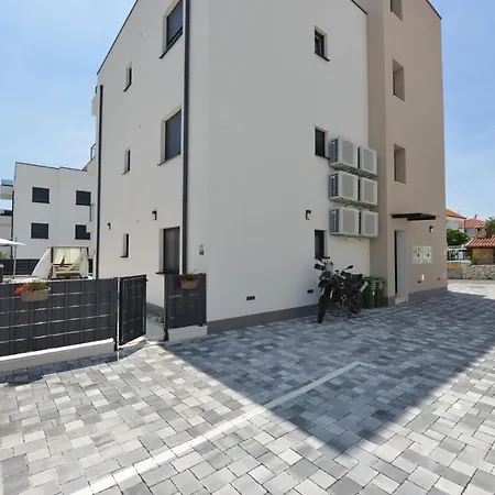 Apartment Mi Ciovo With Private Hot Tub And Garden *