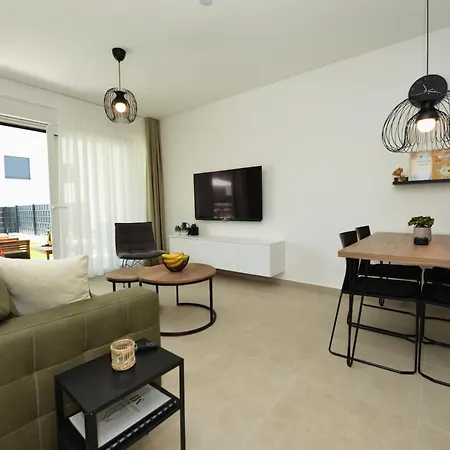 Mi Ciovo With Private Hot Tub And Garden Apartamento Trogir