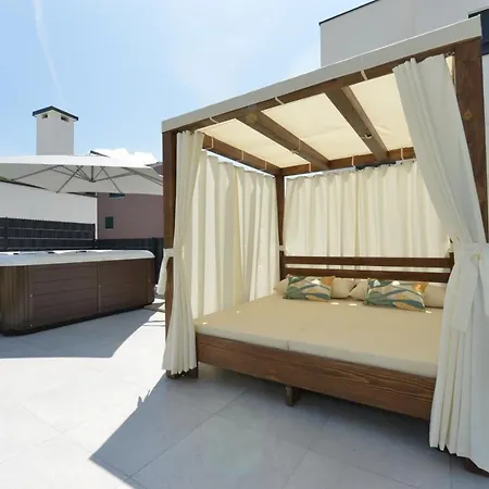 Apartment Mi Ciovo With Private Hot Tub And Garden Trogir