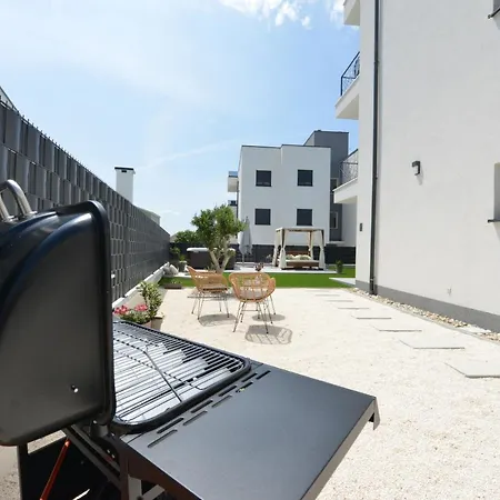 Apartment Mi Ciovo With Private Hot Tub And Garden