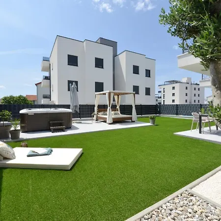 Apartment Mi Ciovo With Private Hot Tub And Garden *