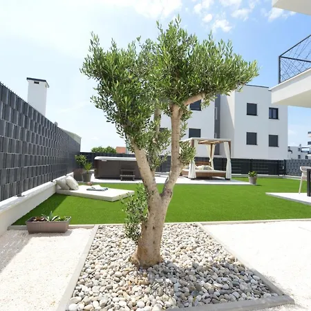 Mi Ciovo With Private Hot Tub And Garden Apartment *