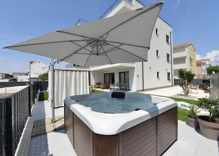 Mi Ciovo With Private Hot Tub And Garden Appartement Trogir