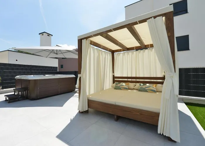 Appartement Mi Ciovo With Private Hot Tub And Garden Trogir