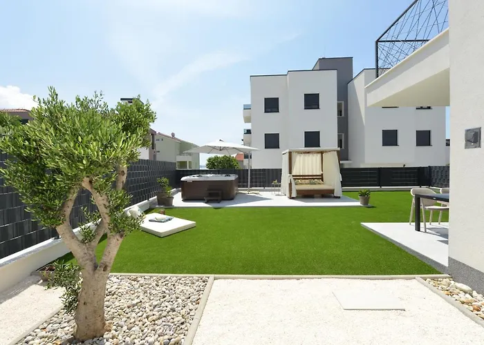 Appartement Mi Ciovo With Private Hot Tub And Garden Trogir